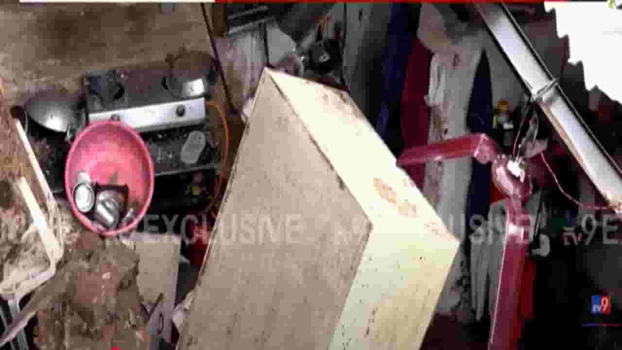 Vikroli Landslide : विक्रोळीत मध्यरात्री दुर्घटना, 2 जणांचा मृत्यू, घरावर कोसळली दरड