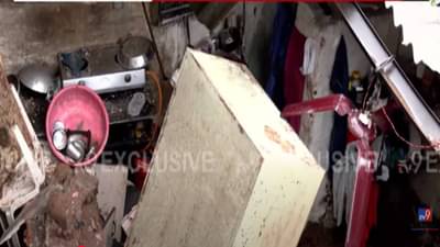 Vikroli Landslide : विक्रोळीत मध्यरात्री दुर्घटना, 2 जणांचा मृत्यू, घरावर कोसळली दरड