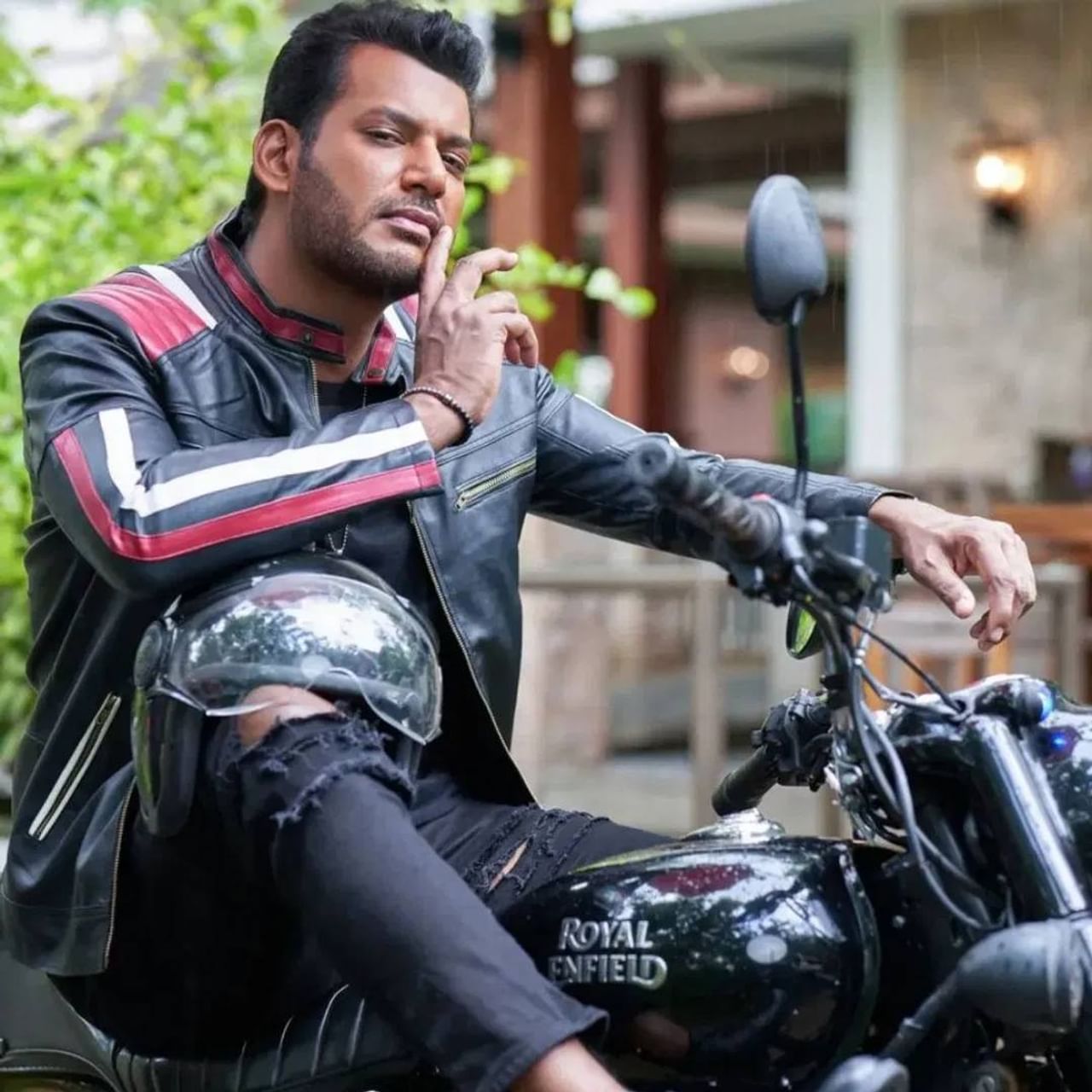 तामिळ अभिनेता विशालने 48 व्या जन्मदिनी आपल्या फॅन्सना एक खास गिफ्ट केलय. अभिनेत्याने आपल्या साखरपुड्याची घोषणा केलीय. त्याचे फोटो त्याने शेअर केलेत.