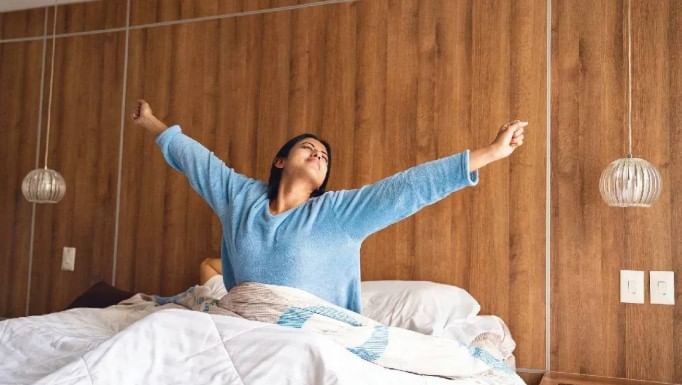 अनेक लोकांना सकाळी तीन ते चार वाजता ब्रह्म मुहूर्तावर जाग येते. त्यांची झोप अचानकच मोडते. तुमच्यासोबत असे काही घडत असेल तर याला ज्योतिषशास्त्रात वेगळे असे महत्त् आहे. हा निसर्गाचा मोठा संकेत असू शकतो. त्यामुळे तुम्हालाही सकाळी तीन ते चार वाजेदरम्यान जाग येत असेल तर त्याचा अर्थ काय होतो, हे जाणून घेऊ या...