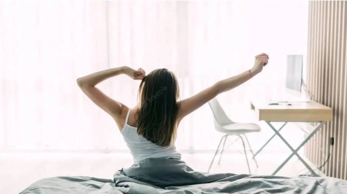 तुम्हाला सकाळी तीन किंवा चार वाजेदरम्यान जाग येत असेल तर घाबरून जाण्याचे कारण नाही. कारण हे तुमच्यासाठी शुभ संकेत असू शकतात. ज्योतिषशास्त्रानुसार या घटनेला फार शुभ मानले जाते. कारण सकाळी तीन ते चार वाजेदरम्यान अनेक शुभ उर्जांचा संचार असतो. 