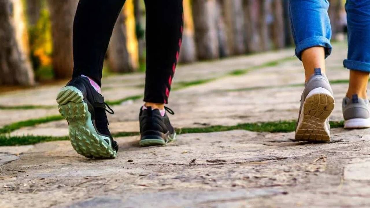 जेवल्यानंतर चालणे आरोग्यासाठी फायदेशीर आहे. पण हळूहळू चालले पाहिजे. जर तुम्ही जेवल्यानंतर फास्ट चालत असाल तर हे आरोग्यासाठी धोकादायक आहे. 