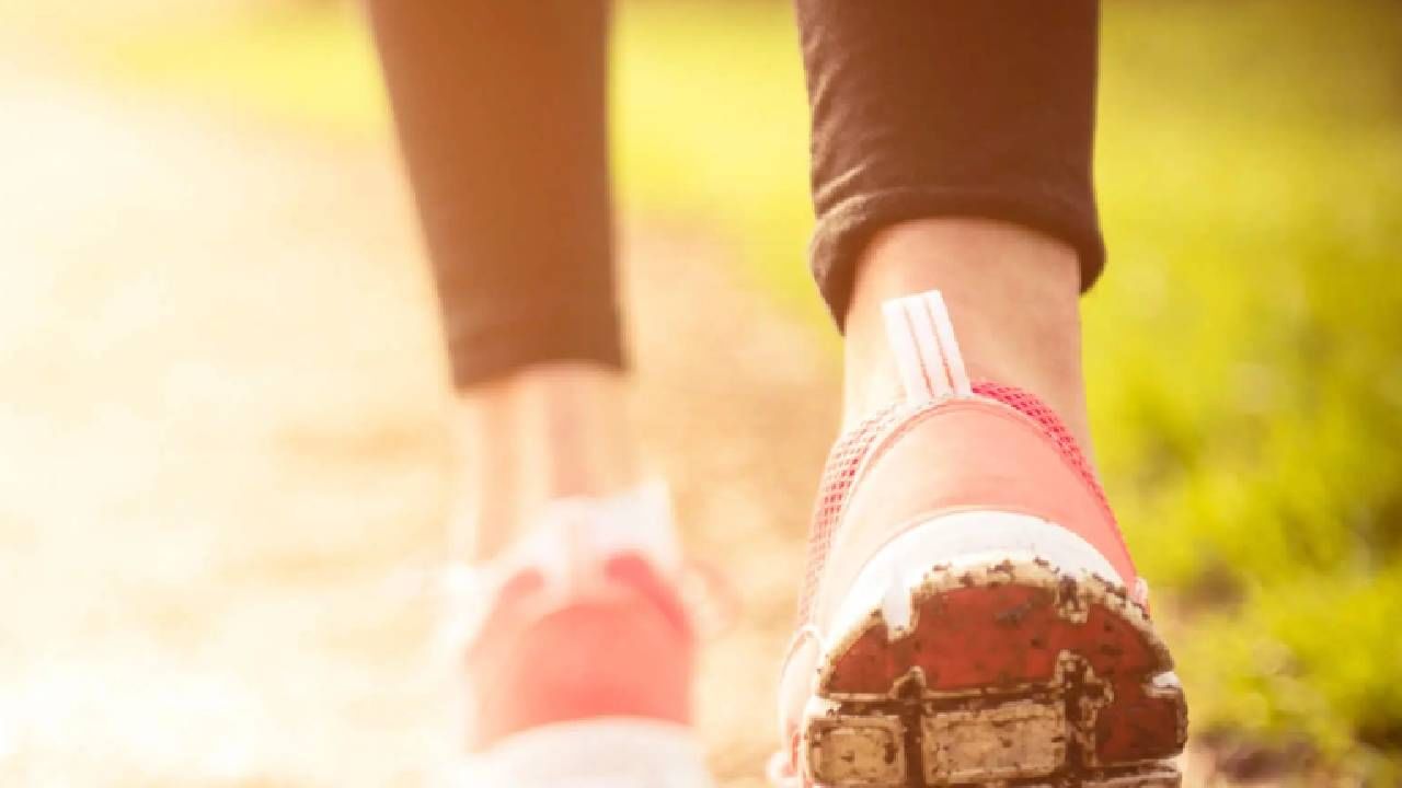 जर तुम्ही फास्ट चालत असाल तर त्याचा वाईट परिणाम हा तुमच्या आरोग्यावर होऊ शकतो. पचनक्रियेला यामुळे समस्या निर्माण होऊ शकतात. 