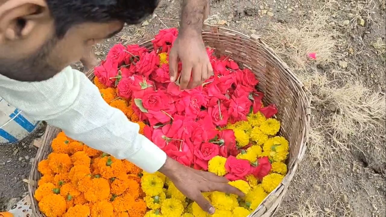 कोणत्याही शुभ कार्यात फुलांना विशेष स्थान असते. पूजा असो वा कोणतेही धार्मिक कार्य फुलांचे मानवी जीवनातील स्थान अनन्यसाधारण आहे. विशेषतः श्रावण महिन्यात हिंदू संस्कृतीतील विविध सण-उत्सवांमध्ये फुलांचा वापर मोठ्या प्रमाणात होतो.