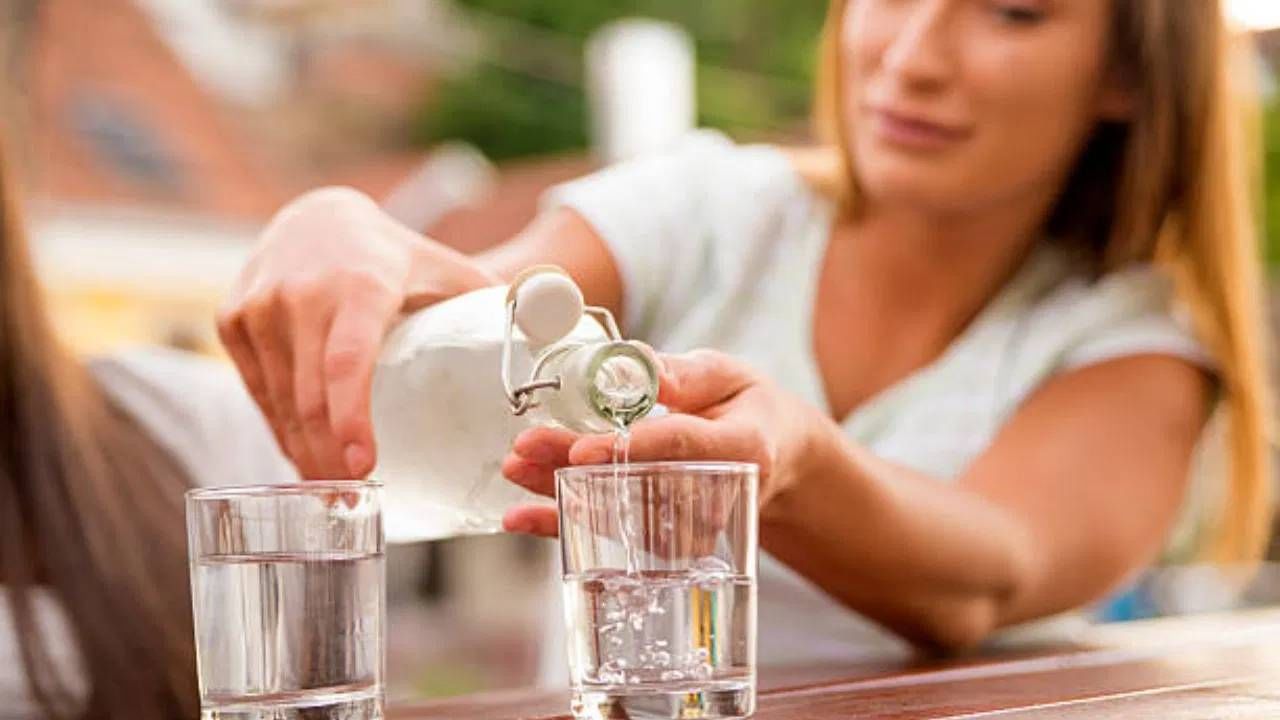 थकवा आणि गरमीपासून आराम: बाहेरून येणारे पाहुणे उष्णतेमुळे थकलेले किंवा दमलेले असू शकतात. पाणी पिल्याने त्यांना त्वरित आराम मिळतो आणि त्यांना ताजेतवाने वाटते.