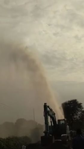 पाईपलाईन फुटल्यानं लाखो लिटर पाणी वायाला