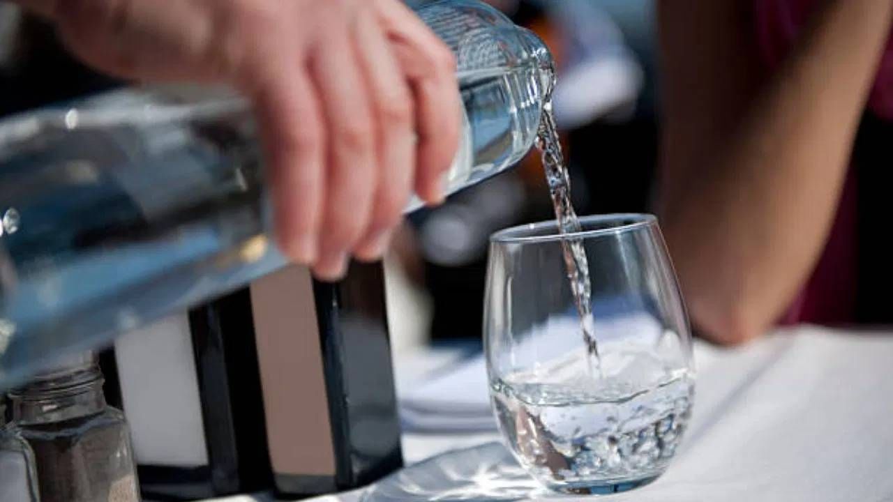 आरोग्य: पाणी शरीरासाठी आवश्यक आहे आणि पाहुण्यांना पाणी देणे हा त्यांच्या आरोग्याबद्दल काळजी व्यक्त करण्याचा एक मार्ग आहे.