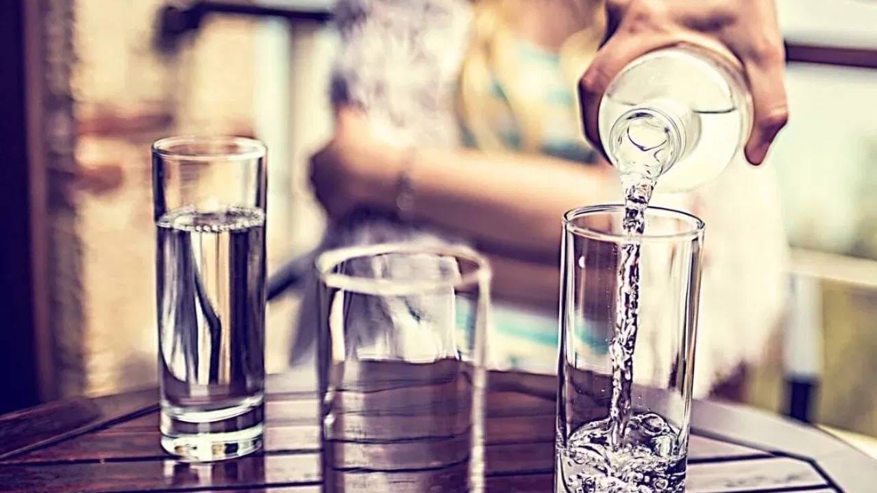 शुभ सुरुवात: पाणी हे शुभ मानले जाते आणि पाहुण्यांना प्रथम पाणी देणे हे घरात शुभ सुरुवातीचे प्रतीक आहे.