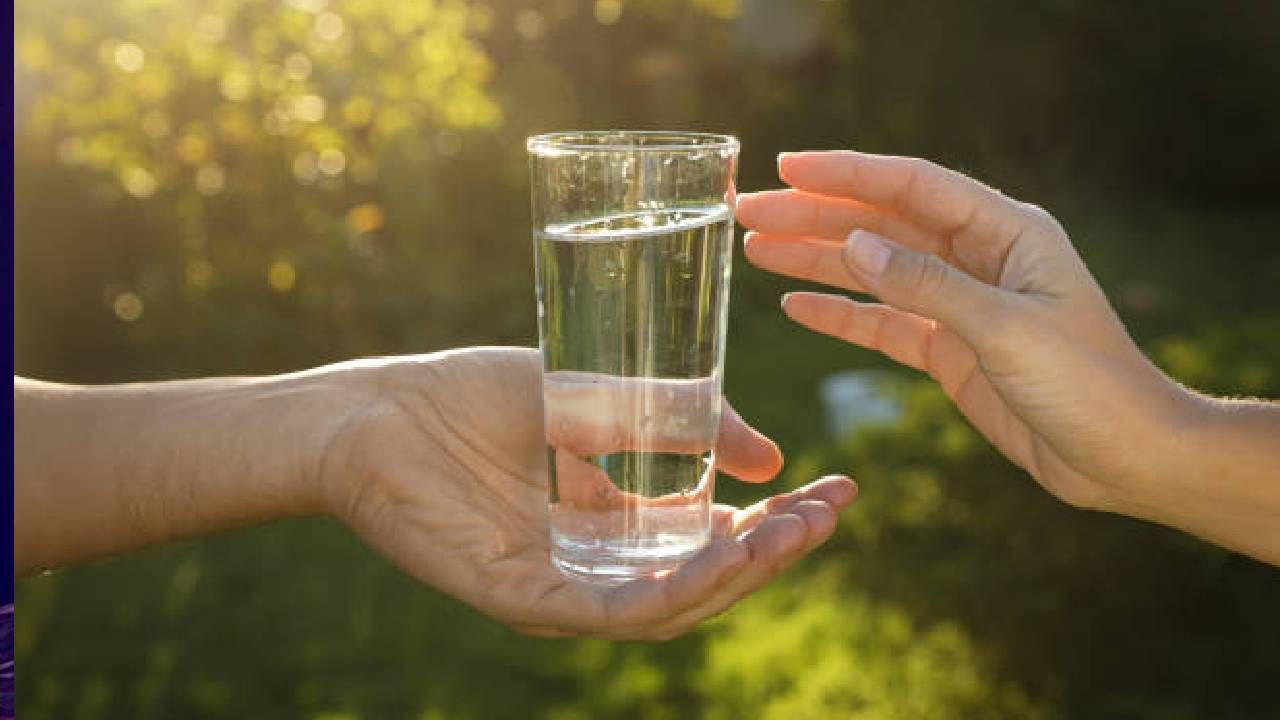 आदरातिथ्य : पाहुण्यांना पाणी देणे हा त्यांचा आदर आणि आपलं अतिथ्य दाखवण्याचा एक मार्ग आहे.  तुम्हाला त्यांची आणि त्यांच्या आरामाची काळजी आहे हे दर्शवतं. 