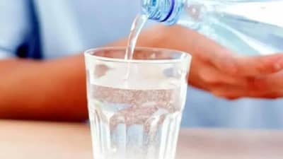 शिपायाची करामत... पाण्याऐवजी बॉसला ग्लासातून पाजली लघवी, जेव्हा बॉसला... प्रकरण थेट पोलीस ठाण्यापर्यंत; काय घडलं पुढे?