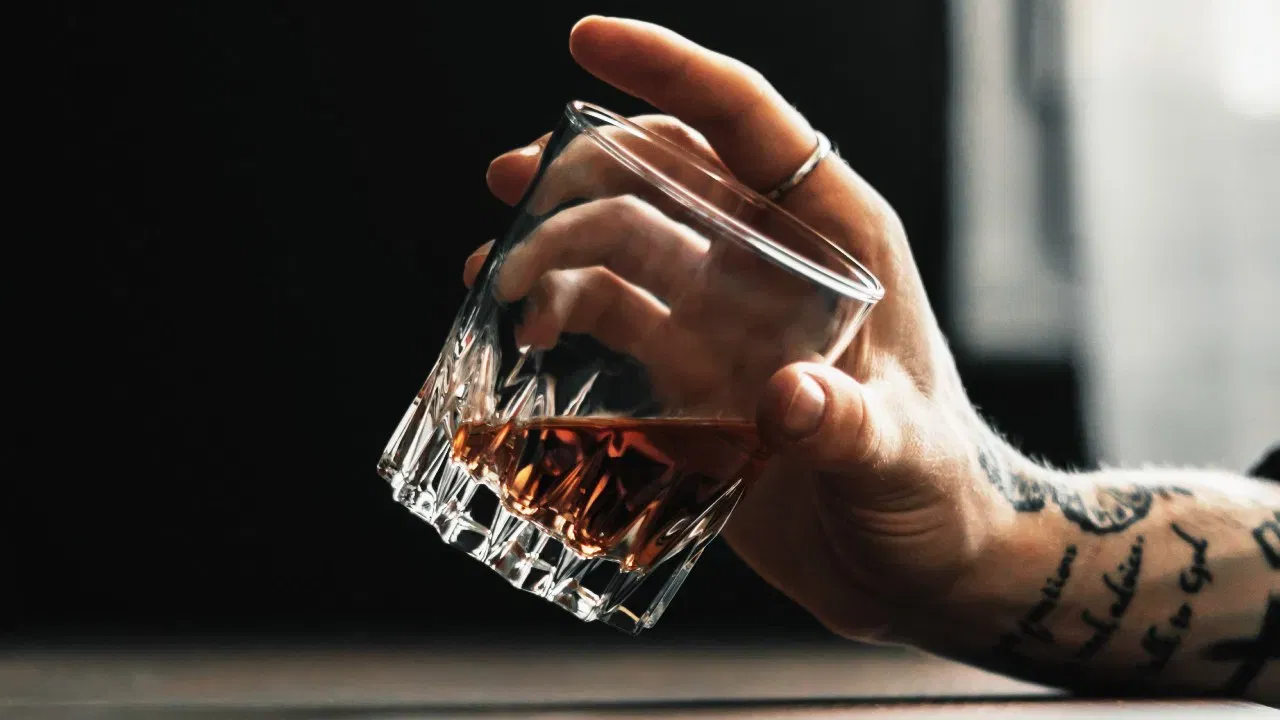 व्हिस्कीमध्ये सुमारे 40 ते 50 टक्के अल्कोहोल असते. वाइन तज्ज्ञ सोनल हॉलंड सांगतात की, थेट व्हिस्की पिणे कठीण असते कारण ती खूप तीव्र असते आणि घशात जळजळ निर्माण करते. सोडा ही जळजळ कमी करतो आणि थंडावा निर्माण करतो. यामुळे व्हिस्की रिफ्रेशिंग बनते, विशेषतः उन्हाळ्याच्या हंगामात. सोडा मिसळल्याने व्हिस्कीचा स्वाद मऊ आणि पिण्यास योग्य बनतो.