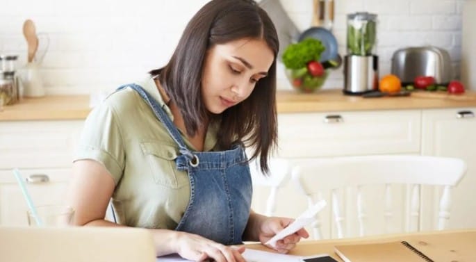 वैदिक शास्त्र तसेच धार्मिक मान्यतांनुसार ग्रहस्थी जिवनात पदार्पण केल्यानंतर पुढचं आयुष्य सुखी आणि समृद्ध व्हावं यासाठी स्त्री आणि पुरषाने काही नियम आणि सिद्धांतांचे पालन करणे गरजेचे आहे. महिलेला घरातील लक्ष्मी मानले जाते. त्यामुळे महिलांनी अशा काही गोष्टी आहेत, ज्या कधीच करू नये. या चुका केल्या तर त्याचा संपूर्ण कुटुंबावर परिणाम पडू शकतो. 