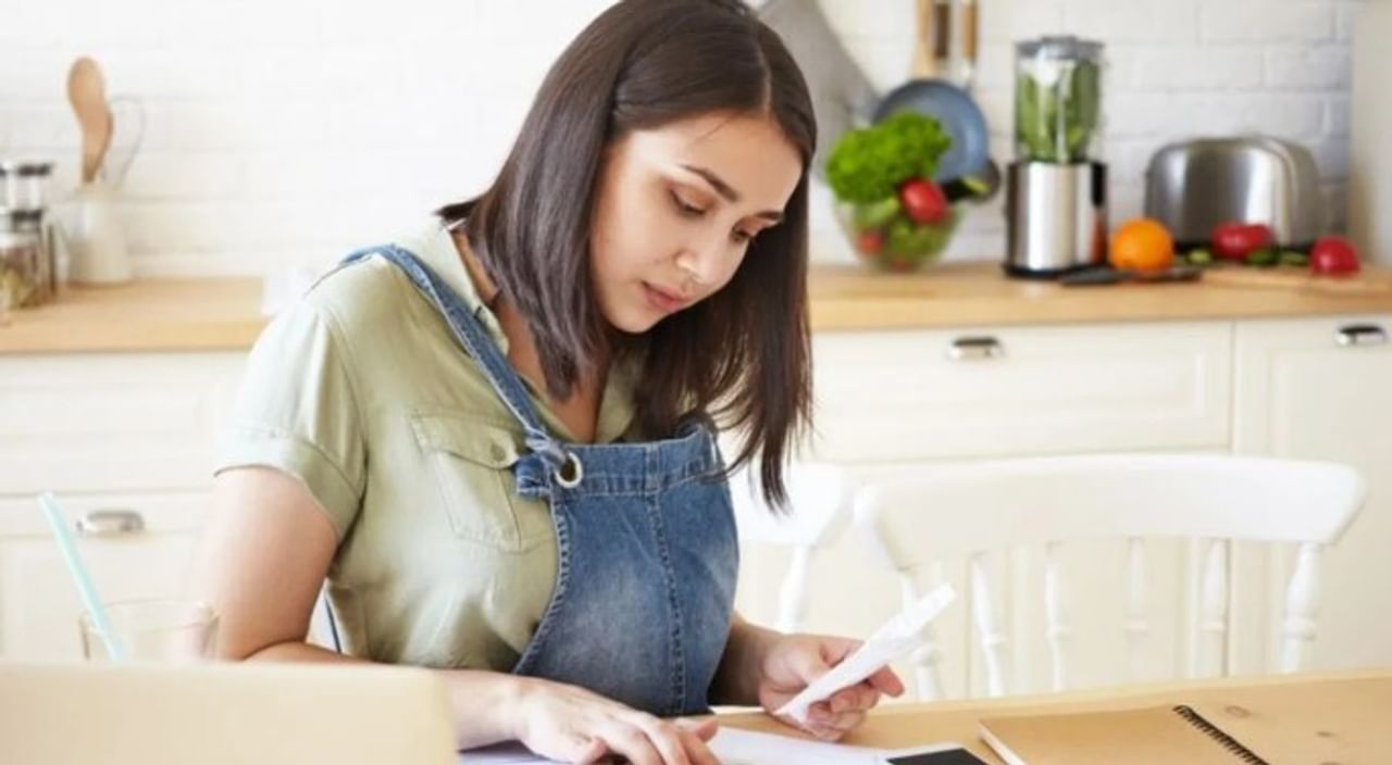 वैदिक शास्त्र तसेच धार्मिक मान्यतांनुसार ग्रहस्थी जिवनात पदार्पण केल्यानंतर पुढचं आयुष्य सुखी आणि समृद्ध व्हावं यासाठी स्त्री आणि पुरषाने काही नियम आणि सिद्धांतांचे पालन करणे गरजेचे आहे. महिलेला घरातील लक्ष्मी मानले जाते. त्यामुळे महिलांनी अशा काही गोष्टी आहेत, ज्या कधीच करू नये. या चुका केल्या तर त्याचा संपूर्ण कुटुंबावर परिणाम पडू शकतो.