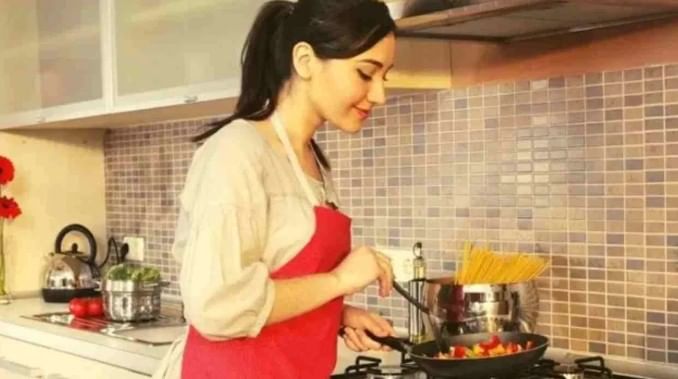 महिलेने आपल्या कुटंबीयांशी बोचतील असे शब्द शक्यतो बोलू नये. कारण यामुळे घरातील वातावरणात अशांती निर्माण होते. सोबतच महिलेचाही घरात तेवढाच सन्मान केला पाहिजे. तिला घरातील सर्व निर्णय प्रक्रियेत सहभागी करून घेतले पाहिजे.