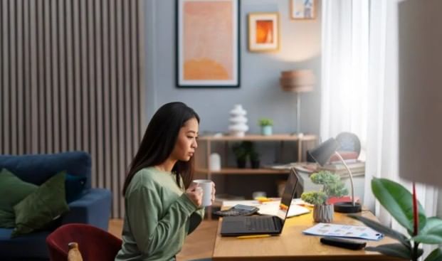 गरुड पुराण आणि स्कंद पुराणानुसार सूर्यास्त झाल्यानंतर महिलांनी घरात झाडू लावू नये. तसे केल्यास घरातील लक्ष्मी निघून जाते असे म्हटले जाते. त्यामुळे सूर्यास्त होण्याआधीच घरात झाडू मारायला हवा, असे सांगितले जाते.