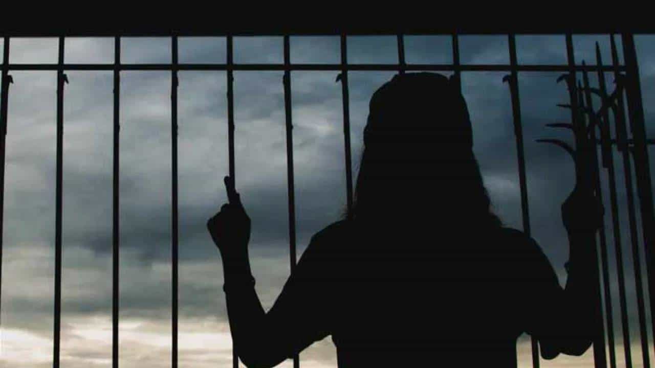 जगभरात दरवर्षी 26 ऑगस्ट या दिवशी महिला समानता दिवस (Women’s Equality Day ) हा साजरा केला जातो. तसं पहायला गेलं तर हा फक्त एक दिवस आहे, पण ही चळवळ महिलांनी त्यांच्या हक्कांसाठी लढलेल्या लढायांची आठवण करून देते. आजही या जगात महिलांशी संबंधित काही विचित्र आणि भेदभाव करणारे कायदे आहेत, ज्यांबद्दल वाचून तुम्हाला नक्कीच आश्चर्य वाटेल.