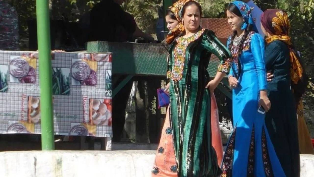 मशीन दुरूस्त करू शकत नाहीत - पाकिस्तानमध्ये महिलांना मशीन दुरूस्त करण्याची परवानगी नाहीये. हा कायदा करणाऱ्या लोकांचा असा समज आहे की हे काम फक्त पुरूषच करू शकतात, त्यामुळे महिलांना या कामापासून दूर रहायला सांगितलं जातं. 