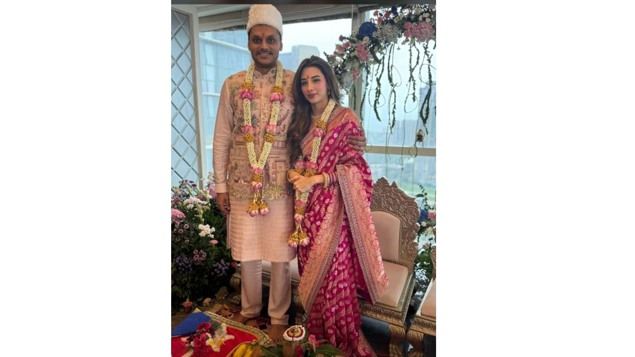 युगेंद्र पवार आणि तनिष्का कुलकर्णीसोबतच्या त्यांच्या साखरपुड्याचे फोटो सध्या सोशल मीडियावर चर्चेत आहेत. या सोहळ्यात तनिष्काने सुंदर गुलाबी रंगाची साडी परिधान केली होती, तर युगेंद्र पवार यांनी त्याच रंगाचा सदरा आणि जॅकेट परिधान केले होते.