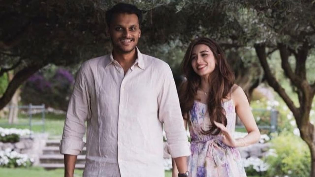 उपमुख्यमंत्री अजित पवार यांचे पुतणे युगेंद्र पवार आणि तनिष्का कुलकर्णी यांचा नुकताच मुंबईतील प्रभादेवी येथे साखरपुडा पार पडला आहे. या सोहळ्यासाठी पवार कुटुंबीय पुन्हा एकदा एकत्र आले होते.