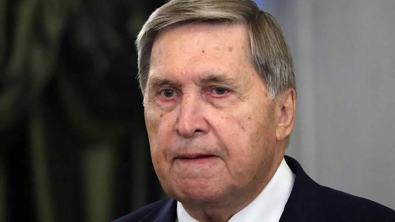 78 वर्षीय यूरी उशाकोव यांना बॅकस्टेड डिप्लोमॅट म्हटलं जातं. अमेरिकेत ते (1999-2008) पर्यंत रशियाचे राजदूत होते. उशाकोव 2012 पासून पुतिन यांचे वरिष्ठ परराष्ट्र धोरण सल्लागार आहेत. पुतिन यांच्या भेटीची तयारी करणं, संदेश ठरवणं आणि आंतरराष्ट्रीय मंचावर रशियाची प्रतिमा तयार करणं या त्यांच्या जबाबदाऱ्या आहेत. उशाकोव यांचे डावपेच पाश्चिम देशांसाठी डोकेदुखी ठरतात. 