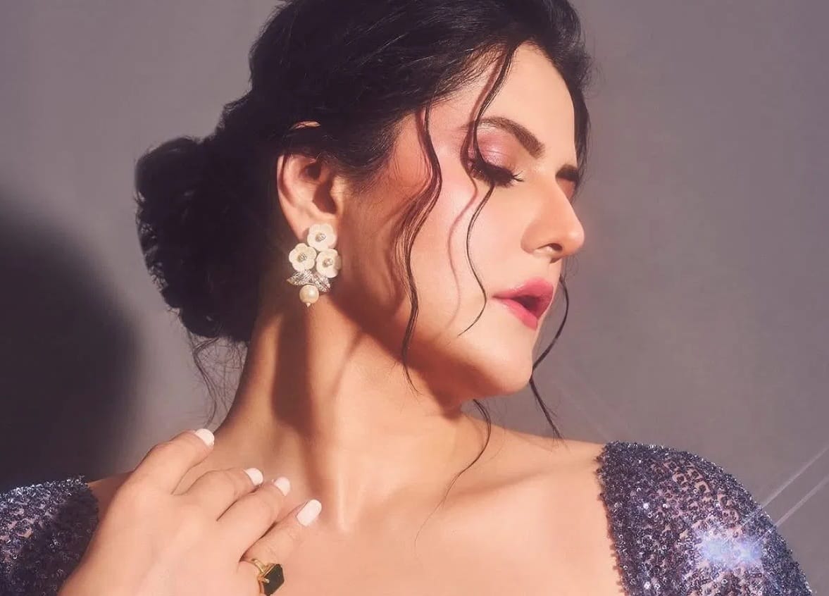 या शोला नाकारण्यात सलमान खानची अभिनेत्री झरीन खान हीचा देखील समावेश आहे. एका मुलाखतीत तिने स्पष्ट केले की कोणी माझ्याशी बदतमिजी करेल मी त्याच्यावर हात उचलू शकते हे कारण देत या शोत काम करण्यास नकार दिला आहे.