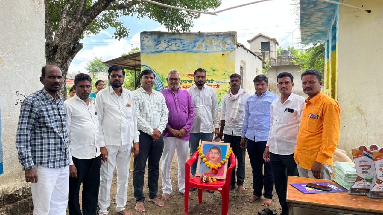 गेवराई तालुक्यातील चकलांबा पंचक्रोशीतील भूमिपुत्र उद्योग समूह यांच्यामार्फत प्राथमिक शाळा अर्धपिंपरी येथील गुणवंत विद्यार्थ्यांचा गुणगौरव सोहळा आयोजित करण्यात आला. यावेळी मान्यवरांच्या हस्ते विद्यार्थ्यांना शालेय साहित्याचं वाटप देखील करण्यात आलं.