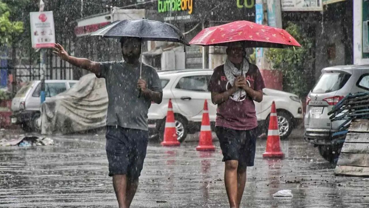 दरम्यान गेल्या दोन दिवसांपासून सुरू असलेल्या पावसामुळे मराठवाड्यात आणि विदर्भात काही ठिकाणी पूरस्थिती निर्माण झाली आहे, अनेक गावांचा सर्पंक तुटला आहे.