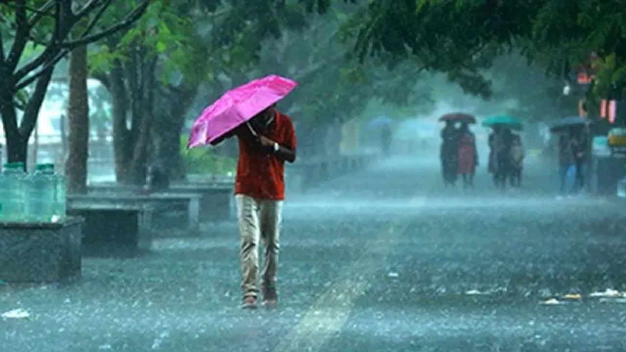 पावसाचं संकट अजूनही टळलेलं नाहीये, 16 सप्टेंबरला देखील भारतीय हवामान विभागाकडून (IMD) महाराष्ट्रात अतिमुसळधार पावसाचा इशारा देण्यात आला आहे. पुढील 24 तासांमध्ये राज्यात पावसाचा जोर आणखी वाढणार आहे.