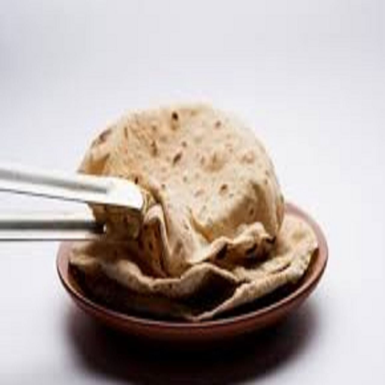 आपण अनेकदा हे ऐकले असेल की जेवणाच्या ताटात एकाच वेळी तीन चपाती किंवा रोटी वाढू नये.पण त्यामागील कारण अनेकांना माहित नसेल. चला जाणून घेऊयात. 