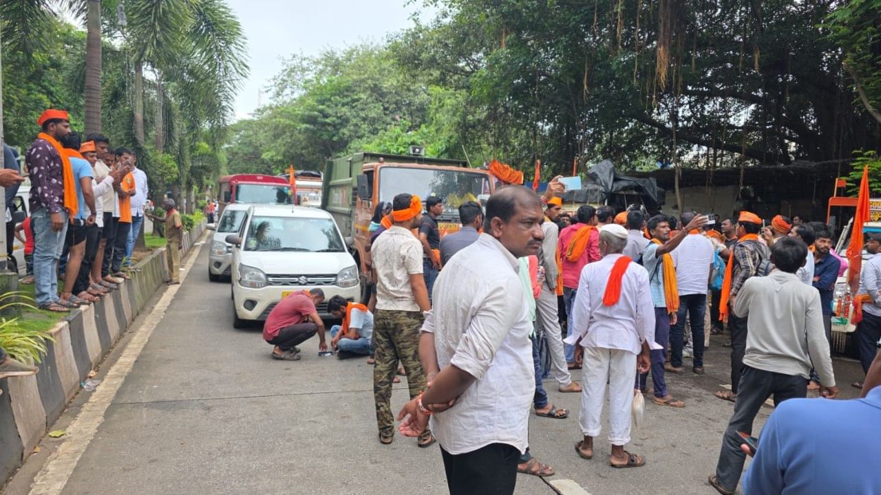 मात्र, सरकार लवकरच मनोज जरांगे यांना नवीन प्रस्ताव पाठवू शकते, अशी शक्यता वर्तवली जात आहे. या आंदोलनाच्या पार्श्वभूमीवर, मंत्रालयाच्या परिसरात मोठ्या प्रमाणात पोलीस बंदोबस्त तैनात करण्यात आला आहे.