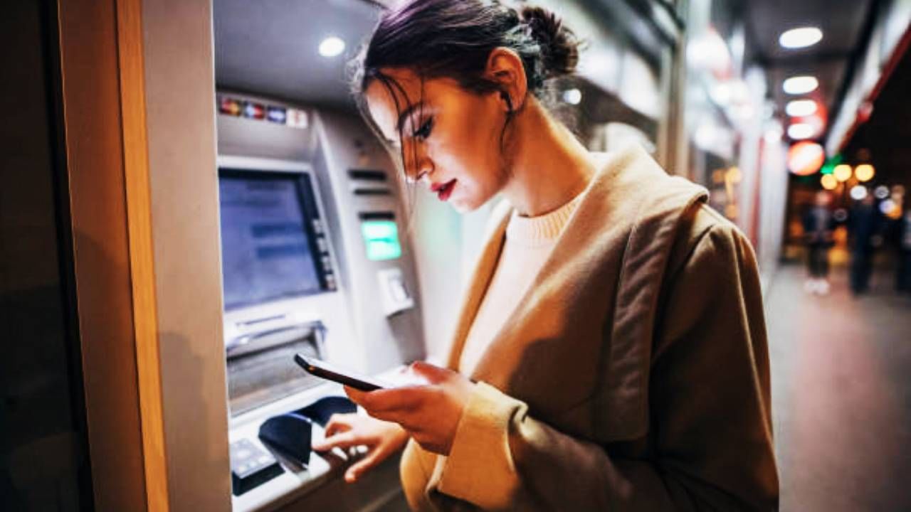 आजकाल काही बँका एसएमएसच्या सहाय्याने सुद्धा एटीएम पिन बदलून देण्याची सुविधा देतात. त्यासाठी बँकेच्या खात्याविषयीची आणि तुमच्या जन्म तारखेविषयीची माहिती द्यावी लागू शकते.