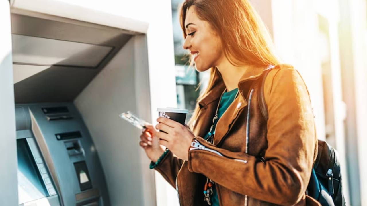 डिजिटल युगात ई-मेल,विविध बँकांचे लॉगिन-पासवर्ड फेसबूक,ट्विटर आणि इतर सोशल मीडियाचे पासवर्ड याच जगात माणूस हरवला आहे. त्यात जेव्हा एटीएममध्ये आपण जातो, नेमका एटीएम पिन विसरतो, मग करणार काय?