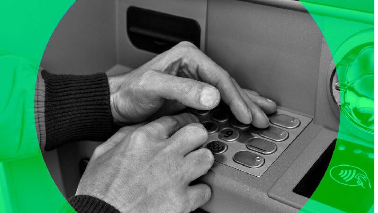 एटीएममधून पैसा काढण्यासाठी डेबिट कार्डचा वापर होतो. चार अंकी पिन क्रमांक टाकल्यावर पैसे काढता येतात. तो नसेल तर पैसे निघत नाहीत