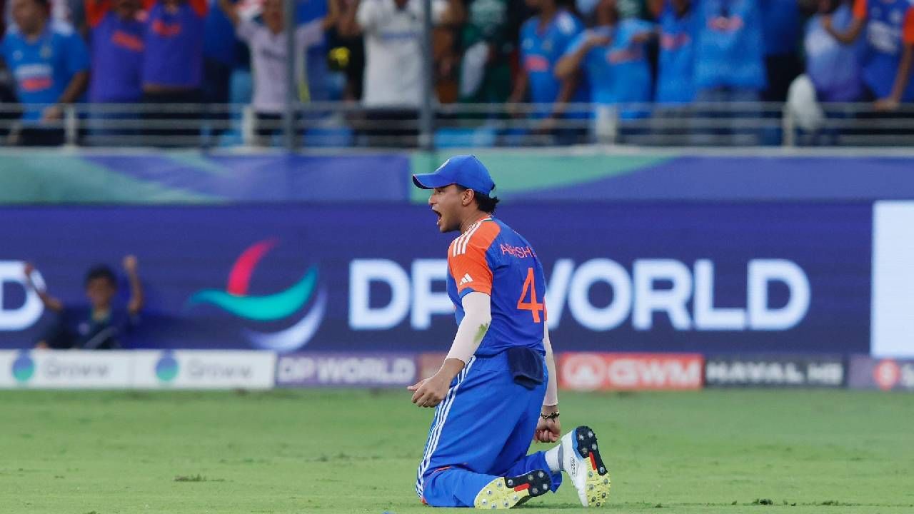 'You talk, we win' (तुम्ही बोलत राहा, आम्ही जिंकलो) असं ट्विट अभिषेक शर्माने केलंय. त्याचसोबत त्याने मॅचदरम्यानचे काही फोटोसुद्धा शेअर केले आहेत. अभिषेकचं हे ट्विट सध्या चांगलंच व्हायरल होत आहे. 
