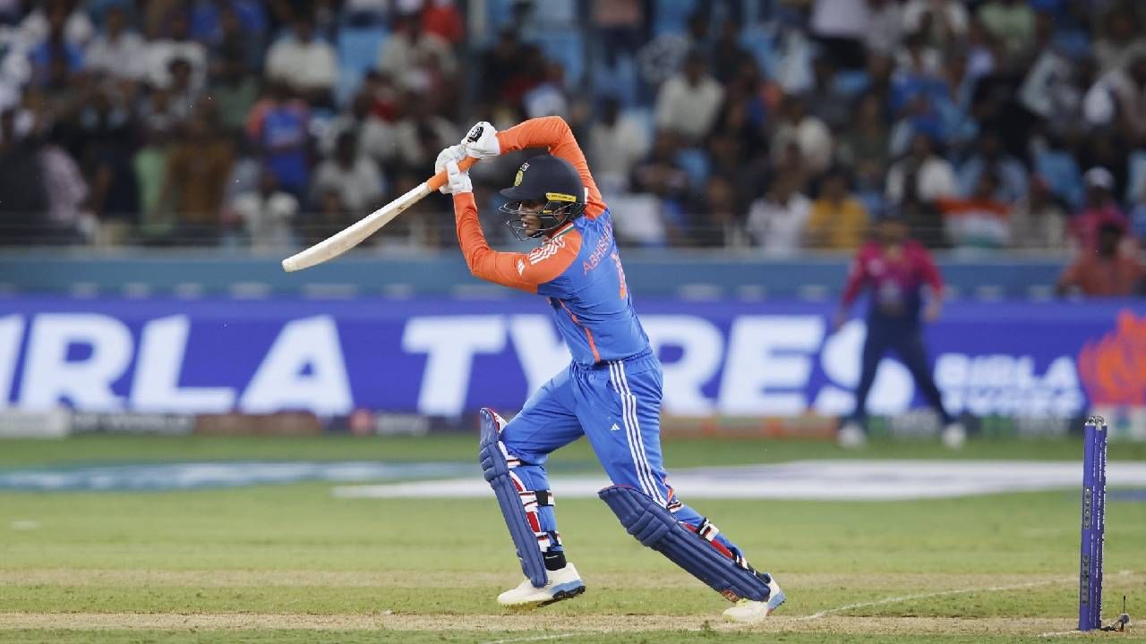 अभिषेक शर्माने अवघ्या 24 चेंडूंत अर्धशतक साकारलं. भारत आणि पाकिस्तान यांच्यातील ट्वेंटी-20 सामन्यात हे आजवरचं दुसरं सर्वांत जलद अर्धशतक ठरलं. अभिषेकची मैदानात पाकिस्तानी खेळाडूंशी बाचाबाची झाली. तर मॅचनंतर चार शब्द ट्विट करत त्याने पाकिस्तानच्या टीमला उत्तर दिलं आहे. 
