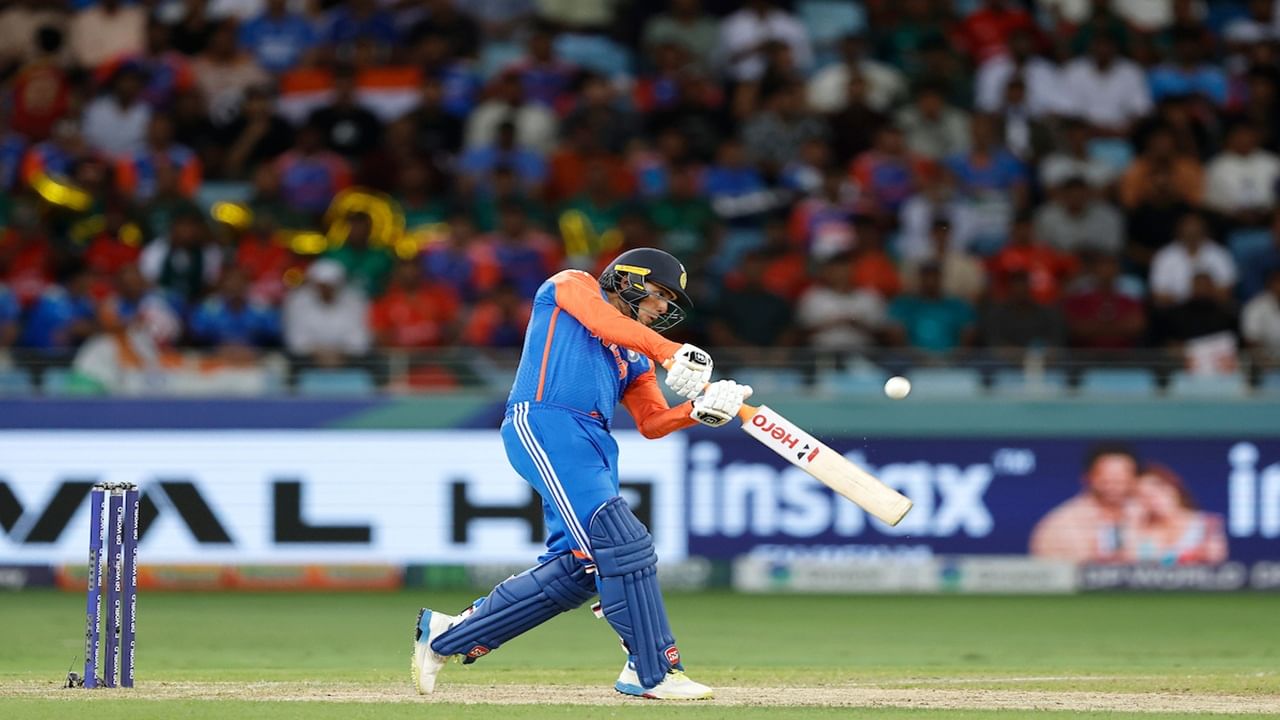 टीम इंडियाने आशिया कप 2025 स्पर्धेत साखळी फेरीनंतर पाकिस्तानला सुपर 4 मध्ये पुन्हा लोळवलं. भारताने यासह 21 सप्टेंबरला पाकिस्तानचा धुव्वा उडवत सुपर 4 फेरीत विजयी सुरुवात केली होती. टीम  इंडियाचा युवा सलामीवीर अभिषेक शर्मा याने पाकिस्तान विरुद्ध त्या सामन्यात 74 धावांची स्फोटक खेळी केली होती. (Photo Credit : Acc)