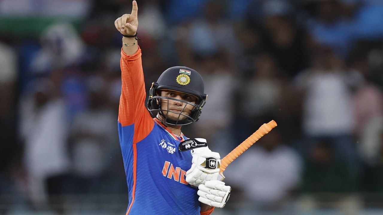 भारताने पाकिस्तानवर आशिया कप 2025 स्पर्धेतील सुपर 4 फेरीत 6 विकेट्सने विजय मिळवला. भारताने विजयासाठी मिळालेलं 172 धावांचं आव्हान 4 विकेट्स गमावून पूर्ण केलं. ओपनर अभिषेक शर्मा हा भारताच्या विजयाचा हिरो ठरला. अभिषेकने 39 बॉलमध्ये 74 धावा केल्या. (Photo Credit : Bcci X Account)