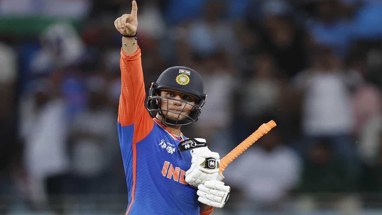 भारताने पाकिस्तानवर आशिया कप 2025 स्पर्धेतील सुपर 4 फेरीत 6 विकेट्सने विजय मिळवला. भारताने विजयासाठी मिळालेलं 172 धावांचं आव्हान 4 विकेट्स गमावून पूर्ण केलं. ओपनर अभिषेक शर्मा हा भारताच्या विजयाचा हिरो ठरला. अभिषेकने 39 बॉलमध्ये 74 धावा केल्या. (Photo Credit : Bcci X Account)