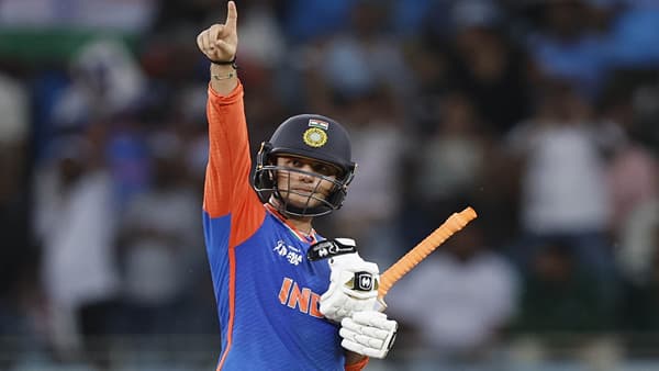 भारताने पाकिस्तानवर आशिया कप 2025 स्पर्धेतील सुपर 4 फेरीत 6 विकेट्सने विजय मिळवला. भारताने विजयासाठी मिळालेलं 172 धावांचं आव्हान 4 विकेट्स गमावून पूर्ण केलं. ओपनर अभिषेक शर्मा हा भारताच्या विजयाचा हिरो ठरला. अभिषेकने 39 बॉलमध्ये 74 धावा केल्या. (Photo Credit : Bcci X Account)