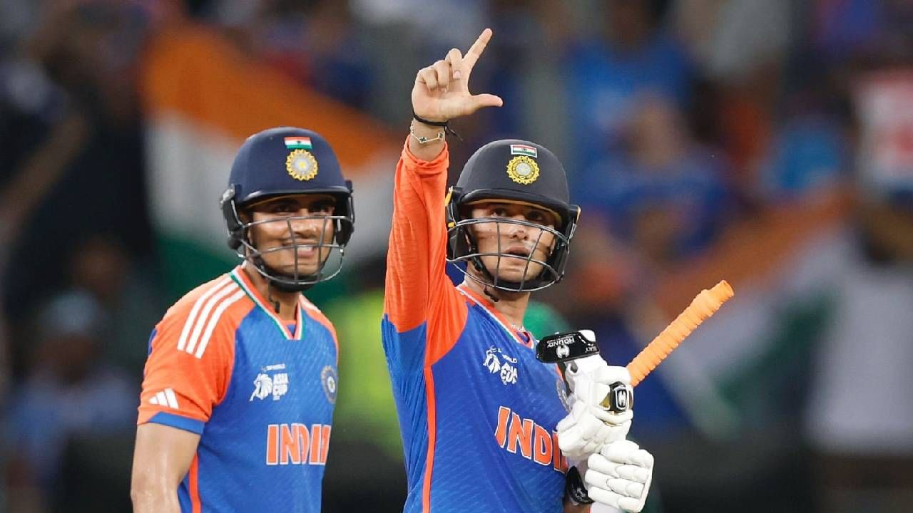 आशिया कप 2025 च्या सुपर फोर सामन्यात भारत आणि पाकिस्तान यांच्यात हाय-व्होल्टेज सामना झाला. रविवारी 21 सप्टेंबर रोजी दुबईत खेळल्या गेलेल्या सामन्यात टीम इंडियाचे युवा फलंदाज अभिषेक शर्मा आणि शुभमन गिल यांनी जबरदस्त कामगिरी केली. 
