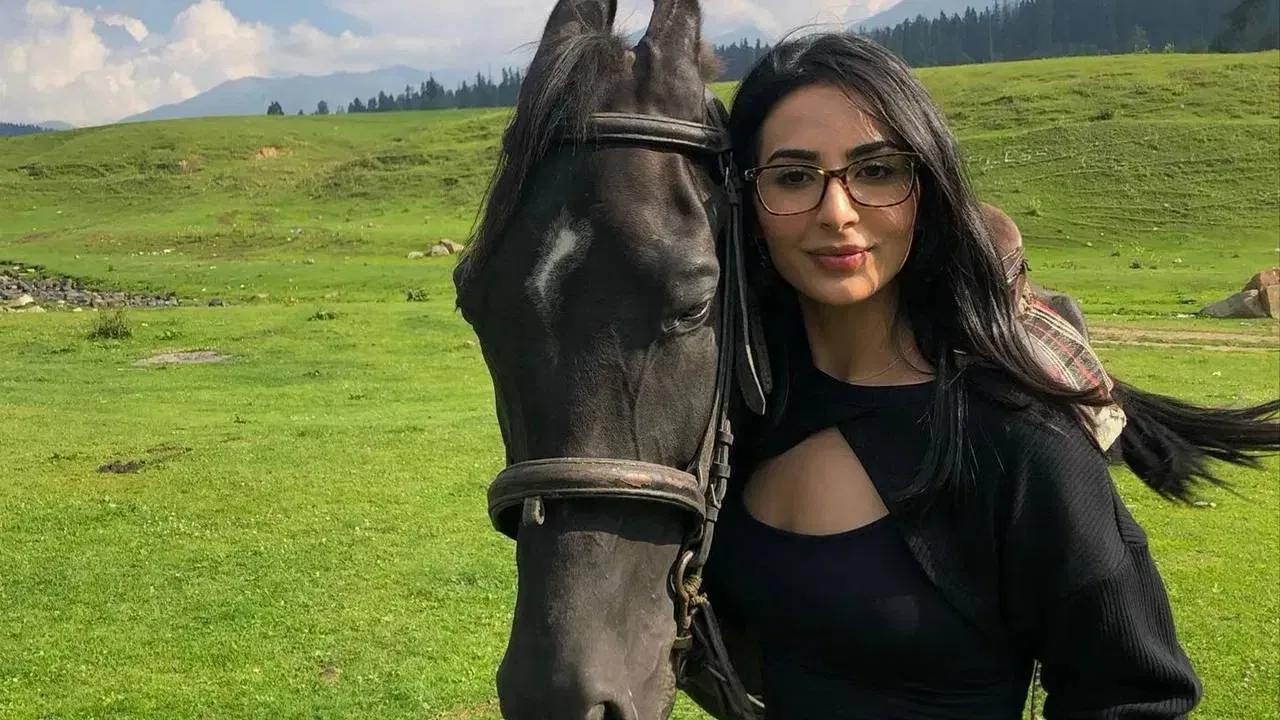 सध्या लैला फैसलची ही पोस्ट सोशल मीडियावर तुफान व्हायरली झाली आहे. अनेकजण याविषयी बोलताना दिसत आहेत.