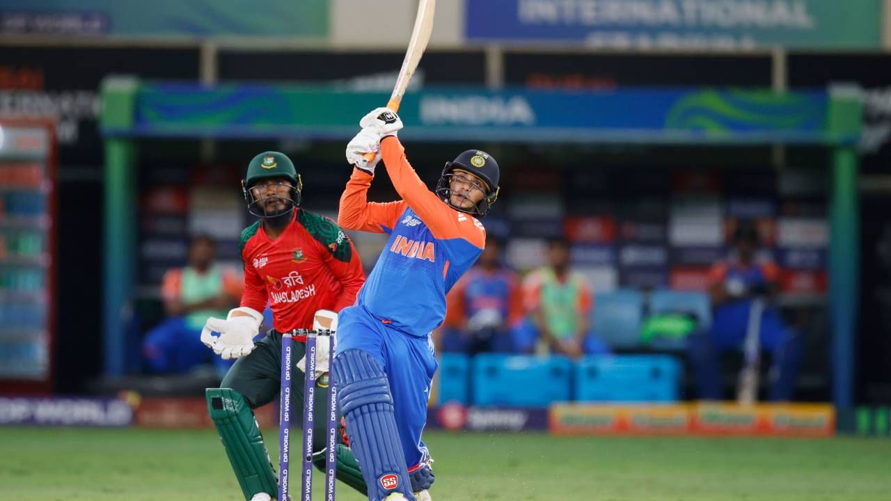 अभिषेक शर्मा बांगलादेशविरुद्धच्या सामन्यात आरामात शतक करेल असं वाटतं होतं. पण दुर्दैवाने धावचीत झाला. त्याने 37 चेंडूत 6 चौकार आणि 5 षटकार मारत 75 धावा केल्या. (फोटो- बीसीसीआय ट्वीटर)