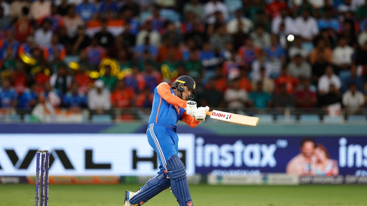 टी20 क्रिकेटमध्ये कमी चेंडूत अर्धशतक ठोकणाऱ्या खेळाडूंच्या यादीत अभिषेकने गुरु युवराज सिंगला मागे टाकलं आहे. त्याने पाच वेळा अशी कामगिरी केली आहे. तर या यादीत सूर्यकुमार यादव टॉपला आहे. त्याने ही कामगिरी 7 वेळा, तर रोहित शर्माने 6 वेळा केली आहे. (फोटो- बीसीसीआय ट्वीटर)