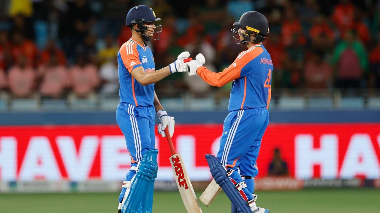 अभिषेक शर्माने या अर्धशतकासह रोहित शर्माच्या विक्रमाची बरोबरी केली आहे. 25 किंवा त्यापेक्षा कमी चेंडूत अर्धशतक ठोकणाऱ्या भारतीय खेळाडूंच्या यादीत रोहित शर्मासह दुसऱ्या स्थानावर आहे. दोघांनी 6 वेळा अशी कामगिरी केली आहे. तर सूर्यकुमार यादवने 7 वेळा अशी कामगिरी केली आहे. (Photo- BCCI Twitter)