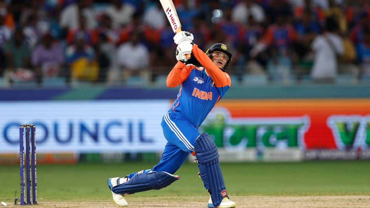 अभिषेक शर्माने 22 चेंडूत 7 चौकार आणि 2 षटकारांच्या मदतीने अर्धशतक पूर्ण केलं. यावेळी त्याचा स्ट्राईक रेट हा 231.82 चा होता. या स्पर्धेतील अभिषेक शर्माचं सलग तिसरं अर्धशतक आहे. (Photo- BCCI Twitter) 