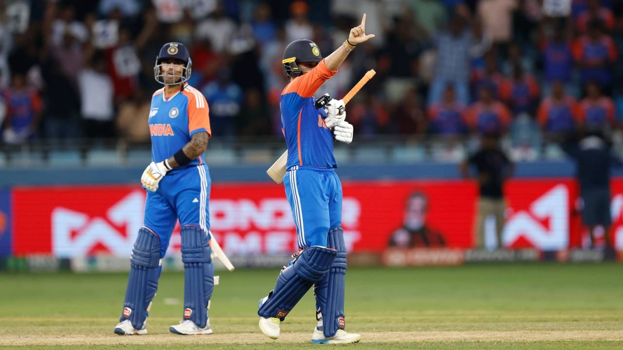 आशिया कप 2025 स्पर्धेतील सुपर 4 फेरीत भारत आणि श्रीलंका हे संघ आमनेसामने आले आहेत. या सामन्यात भारताच्या वाटेला प्रथम फलंदाजी आली. या सामन्यातही अभिषेक शर्माने गोलंदाजांची धुलाई केली. त्याच्या आक्रमक खेळीने गोलंदाज पुरते हतबल झाले होते.(Photo- BCCI Twitter) 