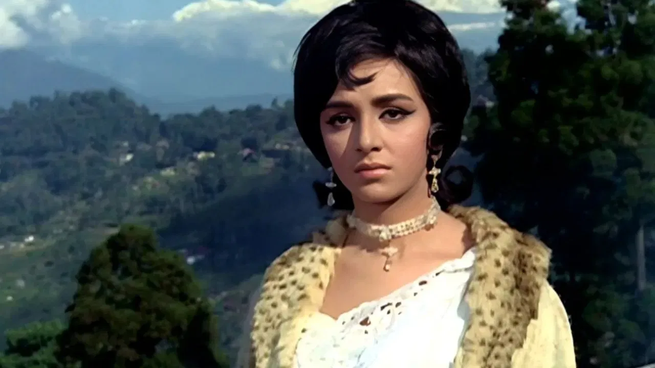 बॉलिवूडची ट्रॅजेडी क्वीन मीना कुमारीला आयुष्याने इतके दु:ख आणि वेदना सहन कराव्या लागल्या होत्या की नशेच्या आहारी गेली. तिने अगदी कमी वयात जगाचा निरोप घेतला. एका सुंदर नायिकेचा अंतही तिच्यासारखाच झाला, जी वयाच्या 34 व्या वर्षी मृत्यू पावली. ती प्रेक्षक आणि चित्रपट निर्मात्यांची आवडती बनली होती. जसजशी ती चित्रपटांमध्ये प्रसिद्ध होत गेली, तसतशी तिच्या खासगी आयुष्यात उलथापालथ झाली. घरच्यांनी अंतर ठेवले, तर पतीनेही पाठ फिरवली. जेव्हा तिचा मृत्यू झाला, तेव्हा तिच्या जवळ कोणीही नव्हते.