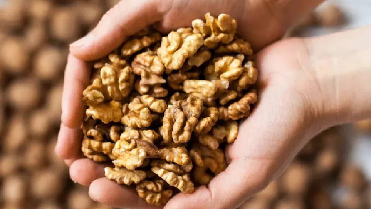अक्रोड की बदाम कोणामुळे तुमच्या आरोग्याला जास्ती प्रमाणात पोषण मिळते….