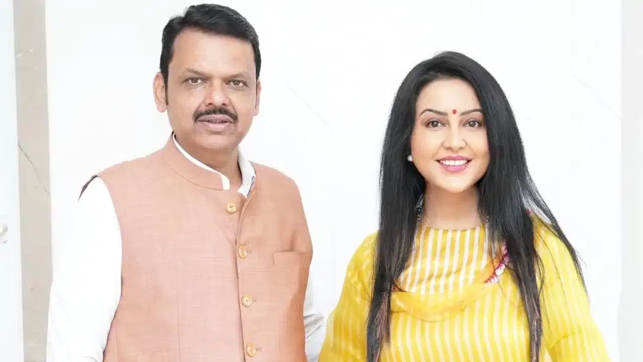 महाराष्ट्राचे मुख्यमंत्री देवेद्र फडणवीस यांच्या पत्नी अमृता फडणवीस या कायमच चर्चेत असतात. त्या एक लोकप्रिय गायिका आहेत, समाजसेविका आहेत. अनेक कार्यक्रमांमध्येही त्या सहभागी होतात. त्यांना बऱ्याचदा ट्रोलिंगचा देखील सामना करावा लागतो. आता या ट्रोलिंगवर त्यांनी प्रतिक्रिया दिली आहे.