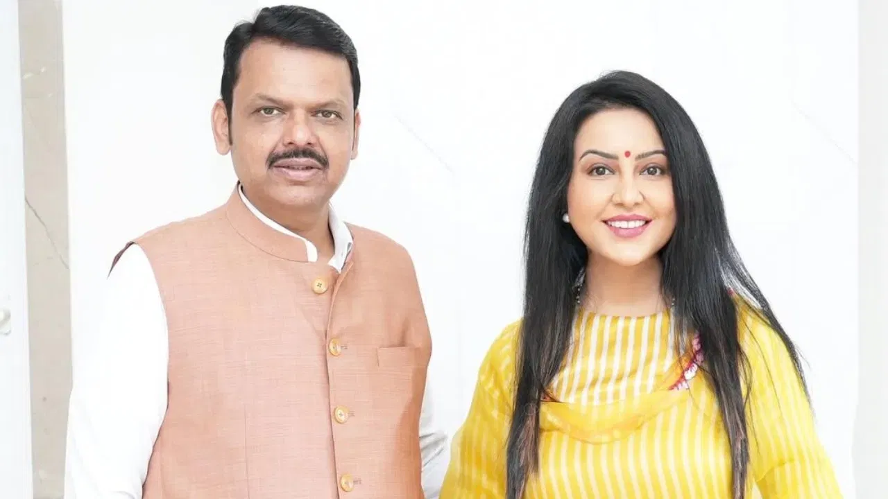 महाराष्ट्राचे मुख्यमंत्री देवेद्र फडणवीस यांच्या पत्नी अमृता फडणवीस या कायमच चर्चेत असतात. त्या एक लोकप्रिय गायिका आहेत, समाजसेविका आहेत. अनेक कार्यक्रमांमध्येही त्या सहभागी होतात. त्यांना बऱ्याचदा ट्रोलिंगचा देखील सामना करावा लागतो. आता या ट्रोलिंगवर त्यांनी प्रतिक्रिया दिली आहे.